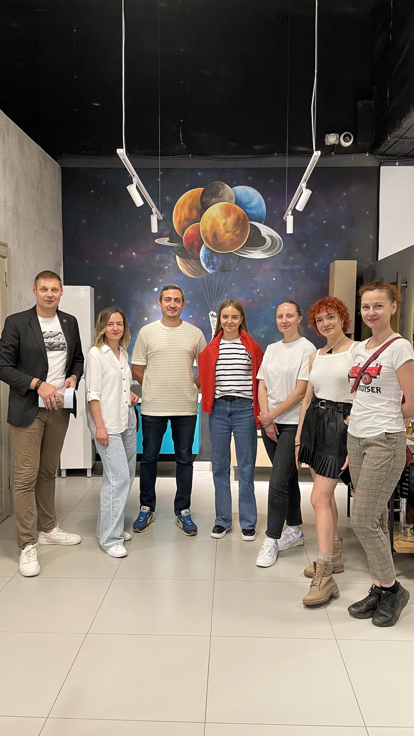 Дизайнер - художник, который создает облик различных объектов, воплощая в жизнь визуальные задумки.