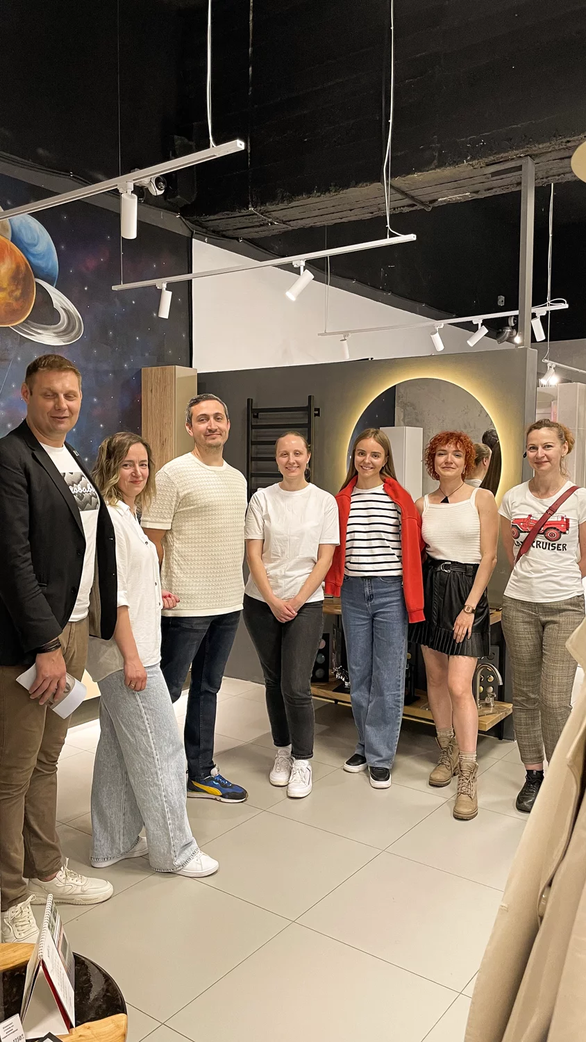 Дизайнер - художник, который создает облик различных объектов, воплощая в жизнь визуальные задумки.