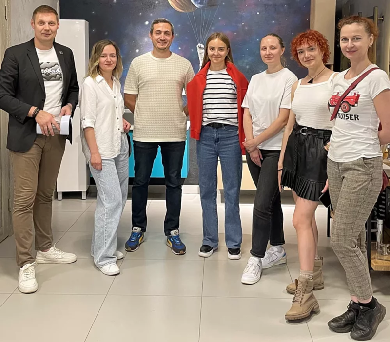 Дизайнер - художник, который создает облик различных объектов, воплощая в жизнь визуальные задумки.